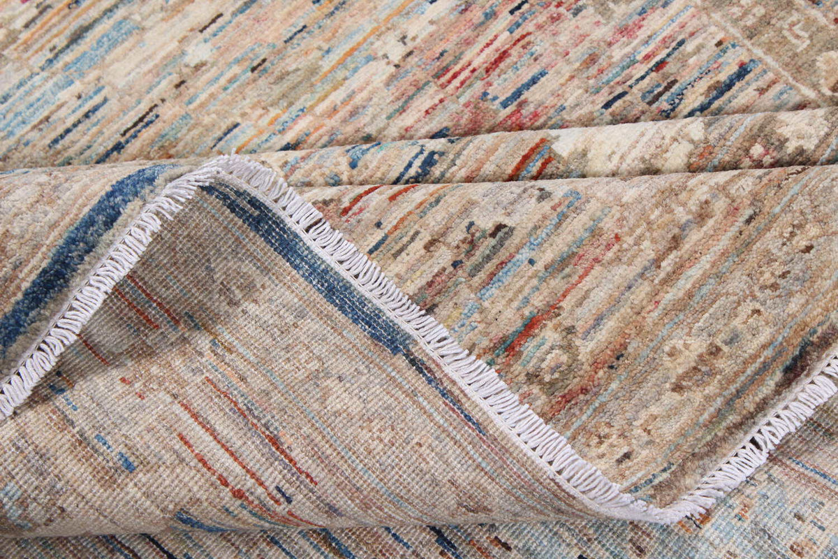 Floraler Orientteppich in Creme mit rostfarbenen Blüten, 340 × 253 cm – Detailansicht des handgeknüpften Wollteppichs
