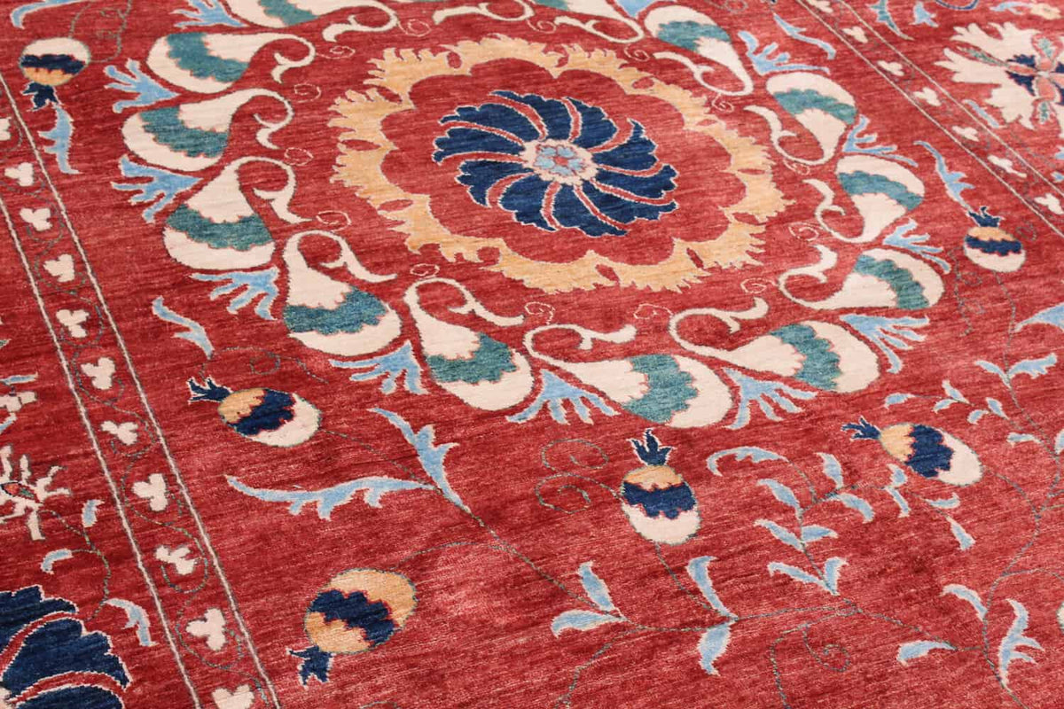 Suzani Orientteppich mit farbigen Blumenmotiven, 318 × 264 cm – Detailansicht des handgeknüpften Wollteppichs