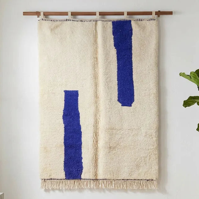 Moderner cremeweißer Beni Ourain Berberteppich nach Maß mit zwei abstrakten blauen Balken aus 100% Atlas-Wolle handgeknüpft von Tislit