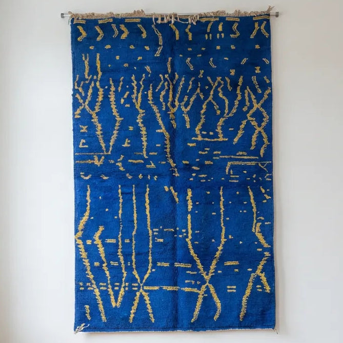Moderner handgeknüpfter Berber-Teppich nach Maß in Tiefblau mit gold-gelben abstrakten Mustern aus 100% Atlas-Wolle als exklusiver Wandteppich und Design-Wollteppich von Tislit