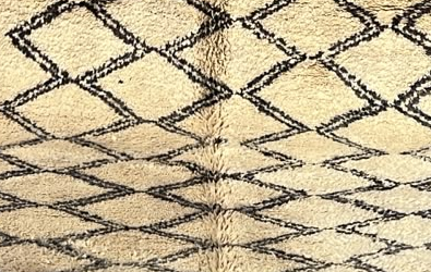 Langer Beni Ourain Teppich Creme mit schwarzem Rautennetz – 390 × 170 cm – Detailausschnitt aus dem Originalfoto