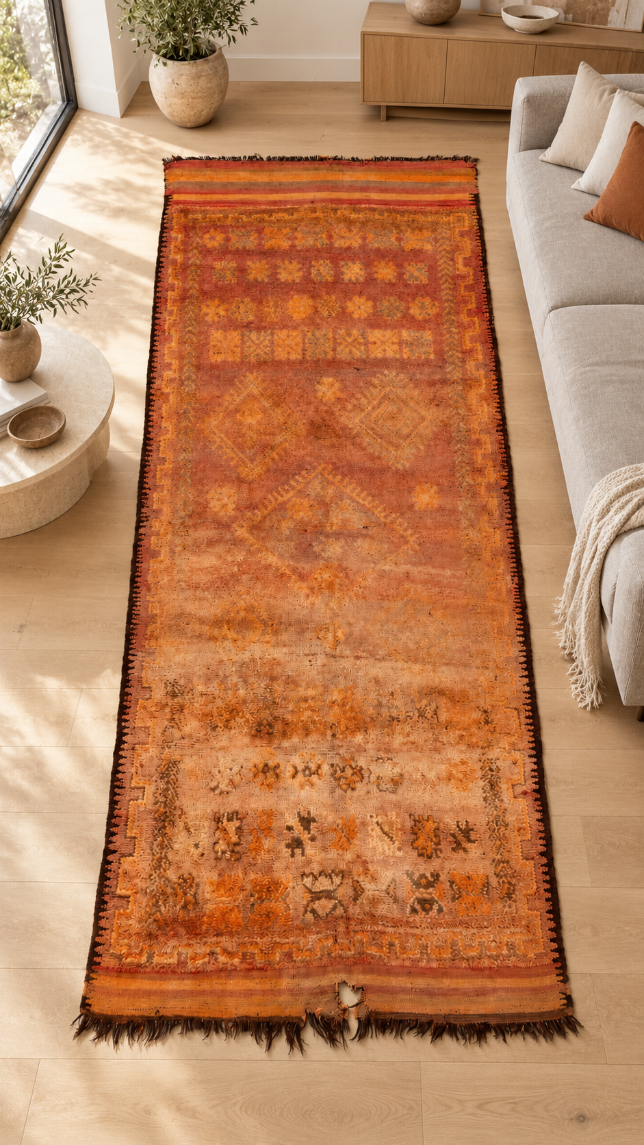 Großer Vintage Teppich Ocker mit verblassten Ornamenten – 430 × 177 cm – KI-Rauminspiration im modernen Wohnzimmer.