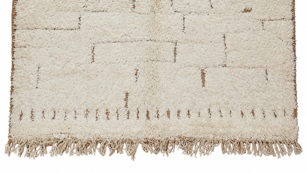 Beni Ourain Vintage Teppich Creme-Beige mit unregelmäßigen Rechtecken, 250 × 164 cm, MF-029 – Detailausschnitt von Kante und Fransen