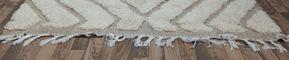 Fringe and edge detail of Cream and Taupe Vintage Beni Ourain Rug with Zigzag Lines, 256 × 158 cm.