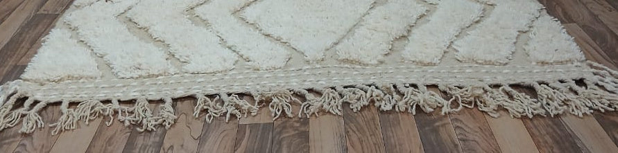 Fringe and edge detail of Cream and Taupe Vintage Beni Ourain Rug with Zigzags, 250 × 150 cm.