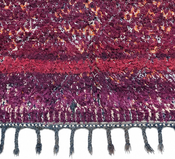 Vintage Berberteppich Pflaume mit dezenten Rauten, 340 × 190 cm, MF-062 – Detailausschnitt von Kante und Fransen