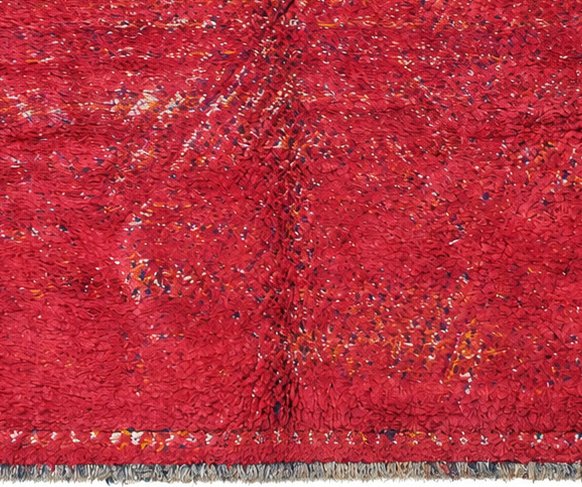 Vintage Berberteppich Rot mit dezenten Rauten, 320 × 210 cm, MF-050 – Detailausschnitt von Kante und Fransen