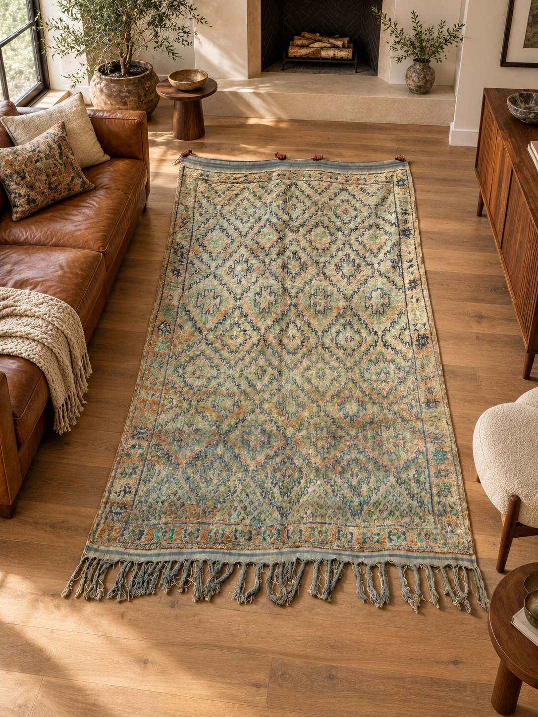 Vintage Teppich in Beige und Grün mit feinem Rautennetz – 360 × 210 cm, im Wohnzimmer – KI-Rauminspiration, Ansicht 2.
