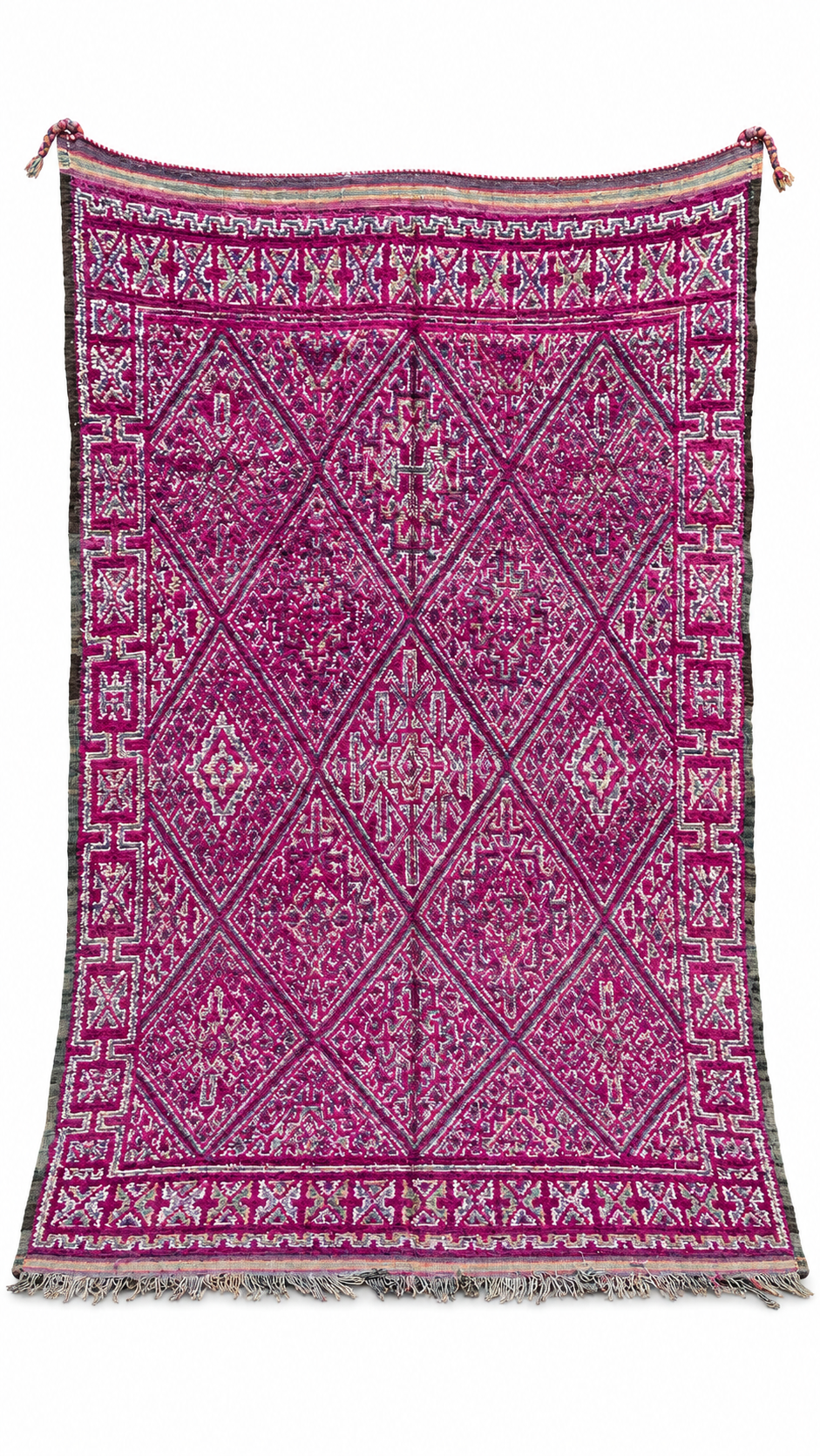 Vintage Teppich Violett mit filigranem Rautenmuster – 330 × 196 cm – weitere Ansicht mit natürlichem Fall, anhand des Originalfotos aufbereitet.
