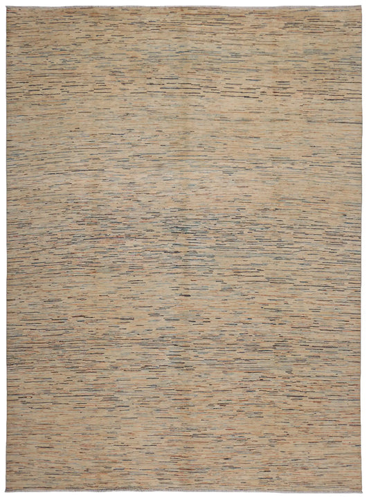 Sandfarbener Wollteppich mit feinen blauen Querlinien, 387 × 295 cm – Gesamtansicht