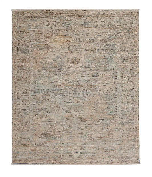 Graubeiger Wollteppich mit blauen Blütenakzenten, 297 × 252 cm – Gesamtansicht