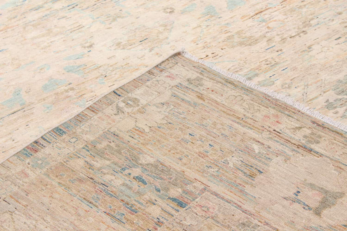 Heller Orientteppich mit Blüten in Creme und Pastellblau, 302 × 250 cm – weitere Ansicht 8