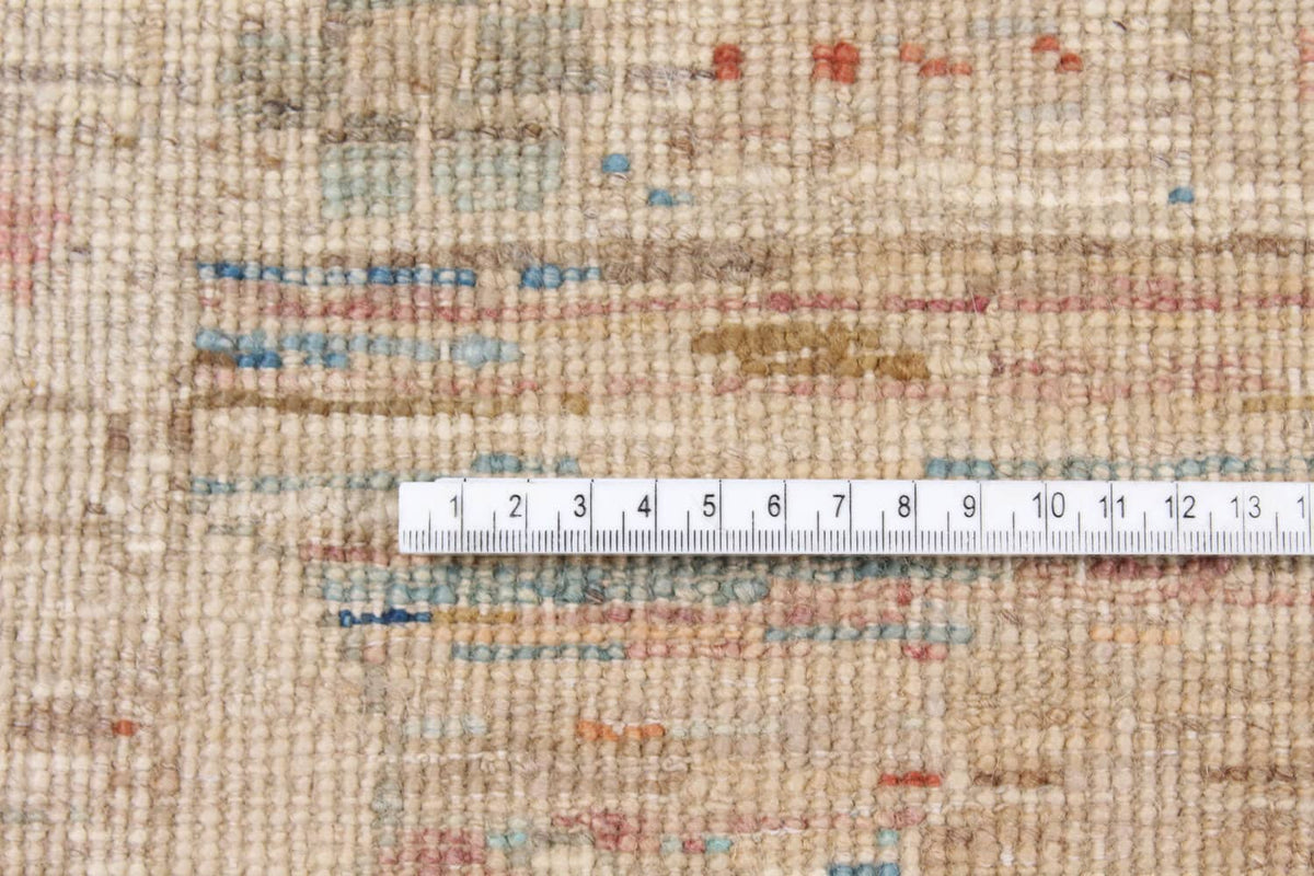 Heller Orientteppich mit Blüten in Creme und Pastellblau, 302 × 250 cm – Nahaufnahme der Knüpfstruktur mit Maßstab
