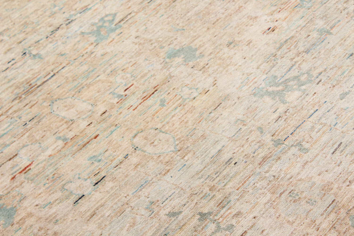 Cremefarbener Wollteppich mit dezenten blauen Blüten, 310 × 245 cm – weitere Ansicht 4