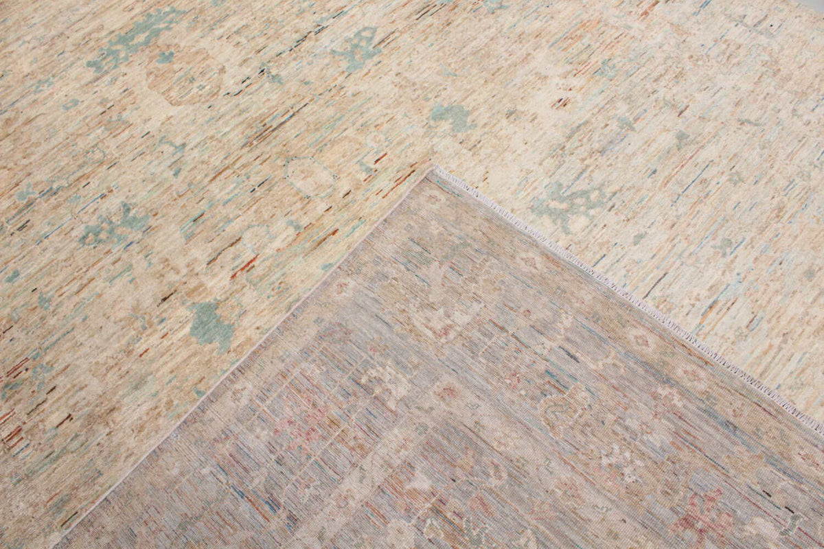 Cremefarbener Wollteppich mit dezenten blauen Blüten, 310 × 245 cm – weitere Ansicht 5