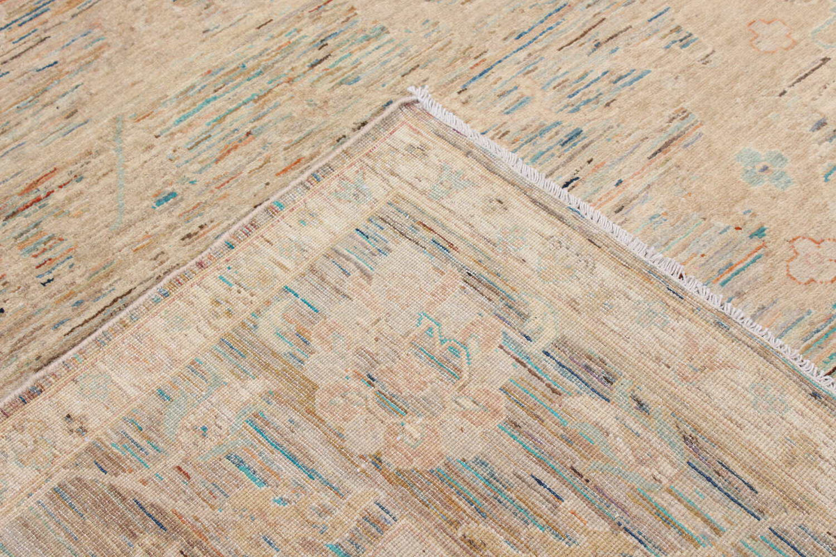 Orientteppich in Sandbeige mit großen pastellblauen Blüten, 302 × 250 cm – Detailansicht des handgeknüpften Wollteppichs