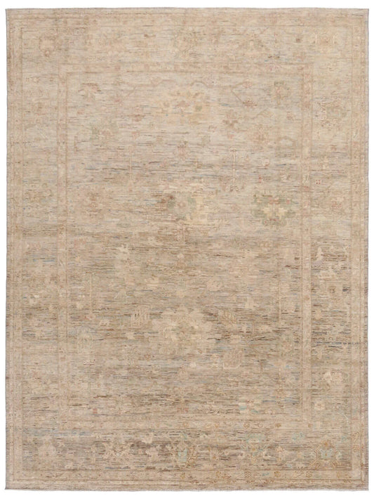 Sandfarbener Wollteppich mit feinen Ornamenten, 332 × 254 cm, Gesamtansicht