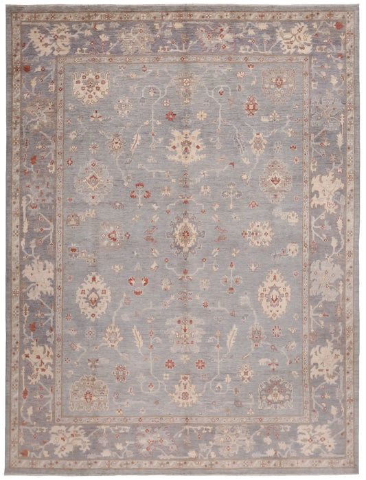 Oushak-Teppich in Grau und Creme mit Blütenbordüre, 388 × 304 cm – Gesamtansicht