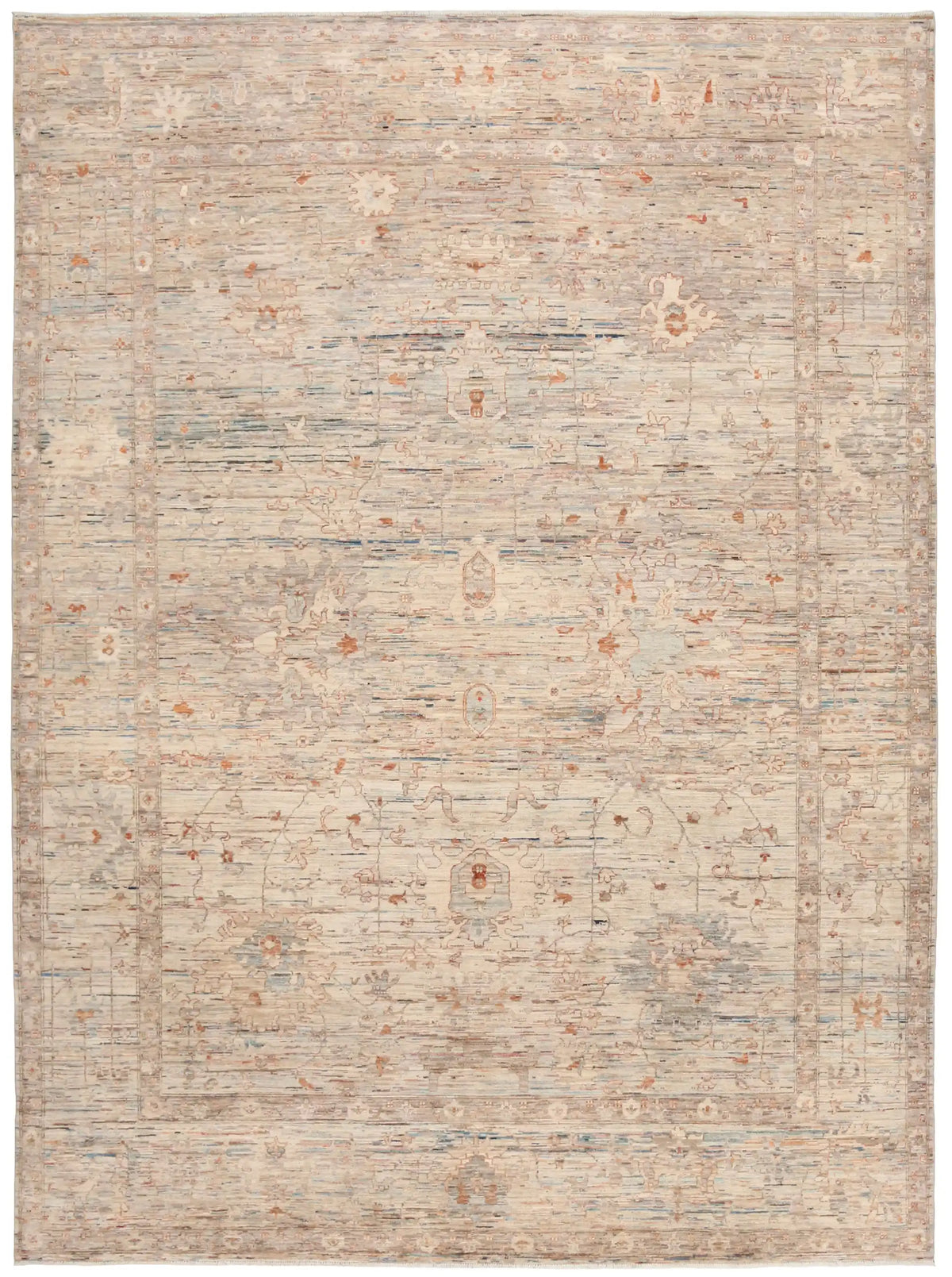 Cremefarbener Orientteppich mit feinen blauen Ornamenten, 390 × 297 cm – Gesamtansicht