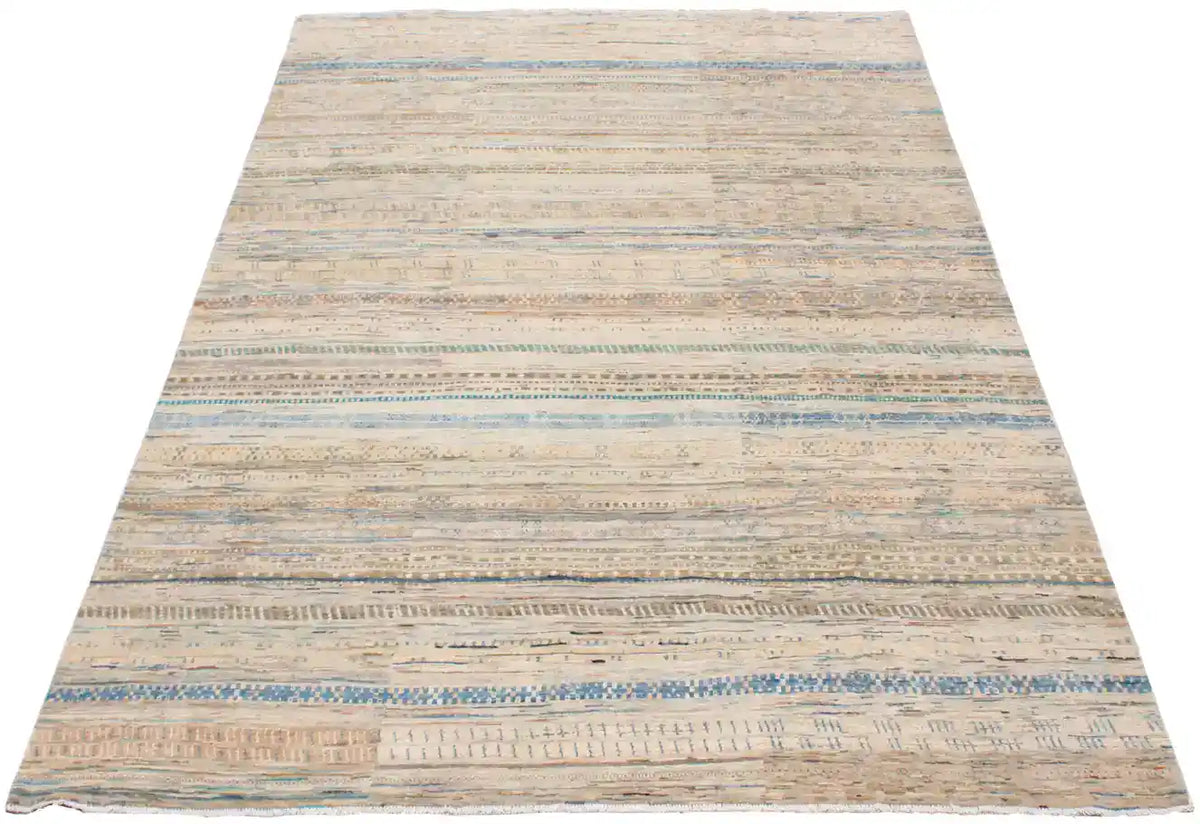 Cremefarbener Berjasta-Teppich mit blauen Querlinien, 360 × 260 cm – Gesamtansicht