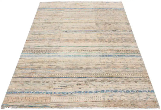 Cremefarbener Berjasta-Teppich mit blauen Querlinien, 360 × 260 cm – Gesamtansicht