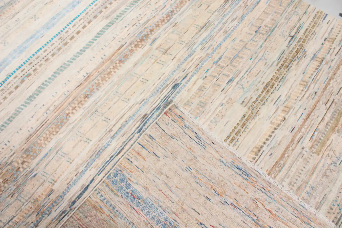 Cremefarbener Berjasta-Teppich mit blauen Querlinien, 360 × 260 cm – Ansicht 4 des handgeknüpften Wollteppichs
