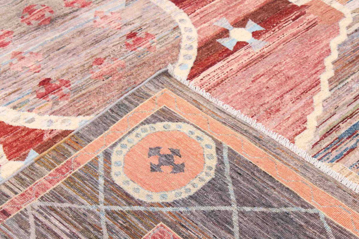 Orientteppich mit rotem Medaillon auf grauem Grund, 351 × 257 cm – weitere Ansicht 5