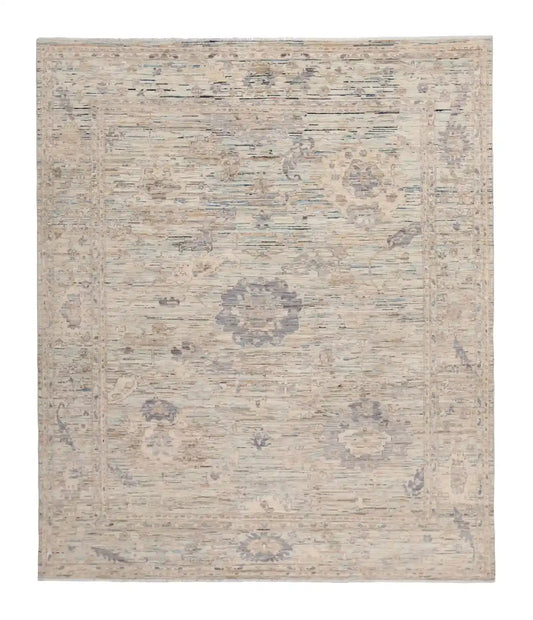 Cremegrauer Wollteppich mit feinen Ranken, 300 × 248 cm – Gesamtansicht