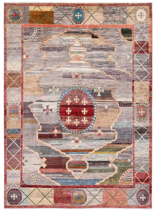 Orientteppich mit rotem Medaillon und geometrischem Rahmen, 351 × 260 cm, Gesamtansicht
