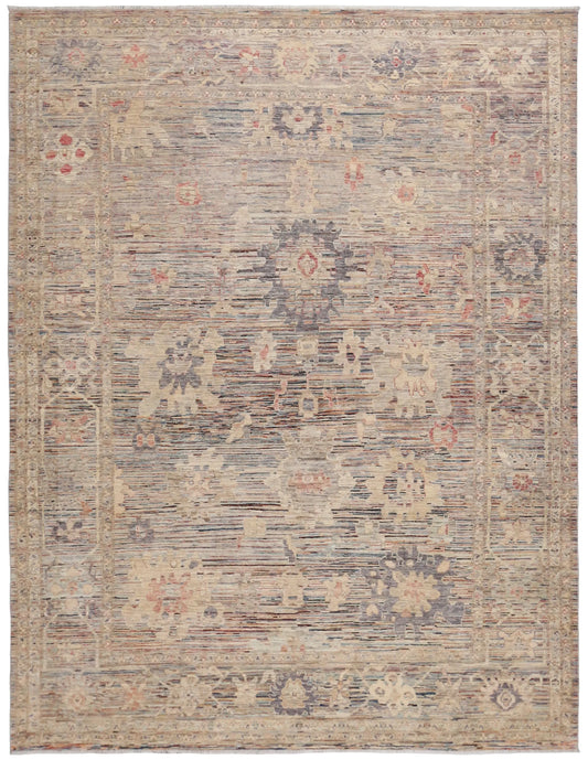 Cremefarbener Wollteppich mit feinen blauen Blüten, 353 × 274 cm – Gesamtansicht