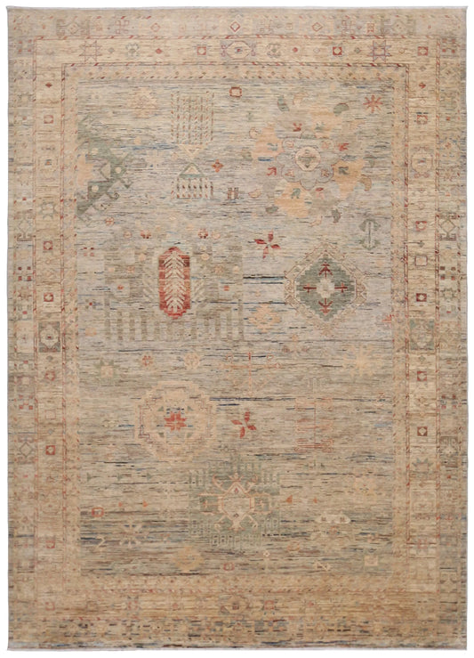 Heller Orientteppich in Salbei mit roten Medaillons, 345 × 252 cm – Gesamtansicht
