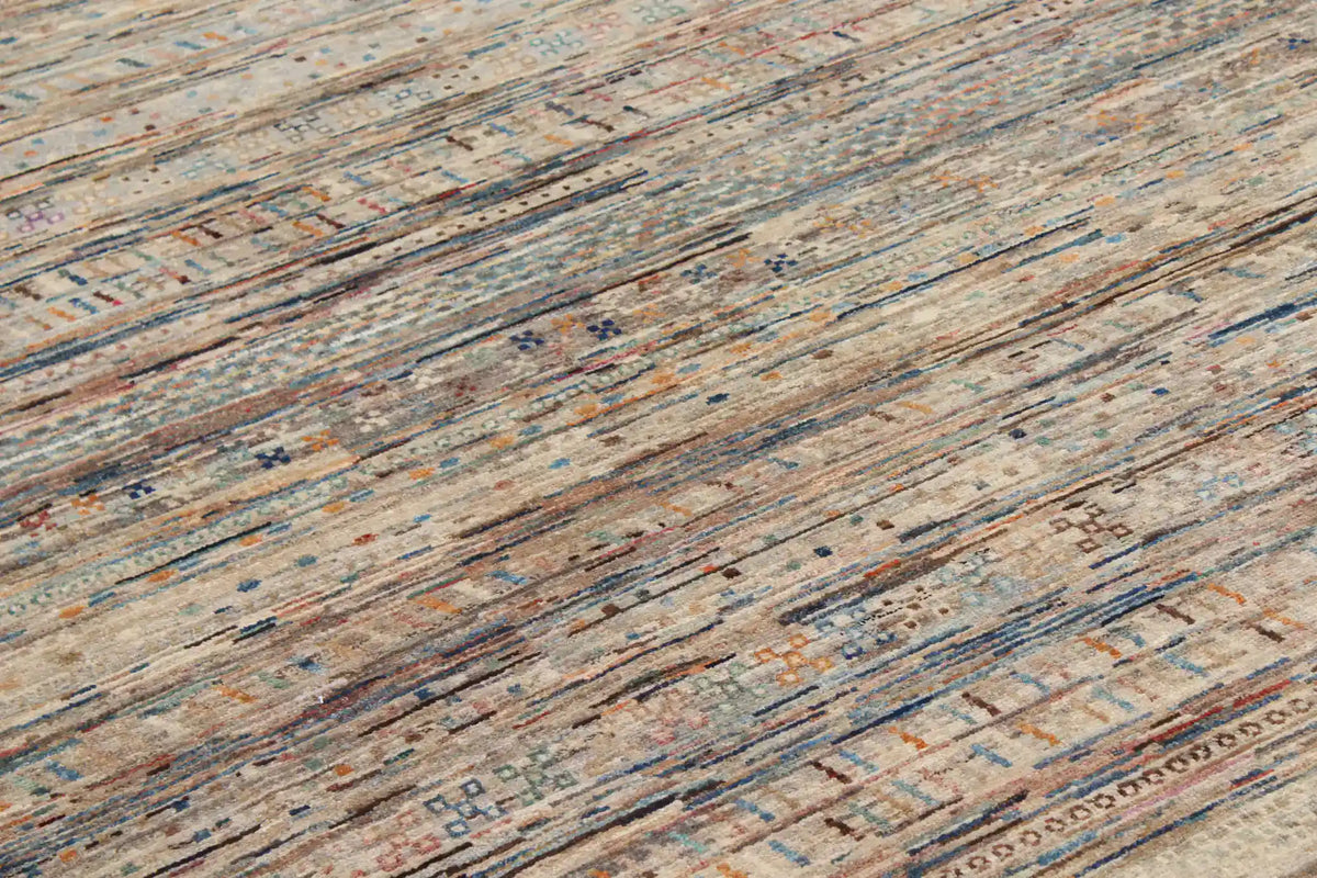 Sandfarbener Berjasta-Teppich mit blauen Querlinien, 347 × 250 cm – Ansicht 4 des handgeknüpften Wollteppichs