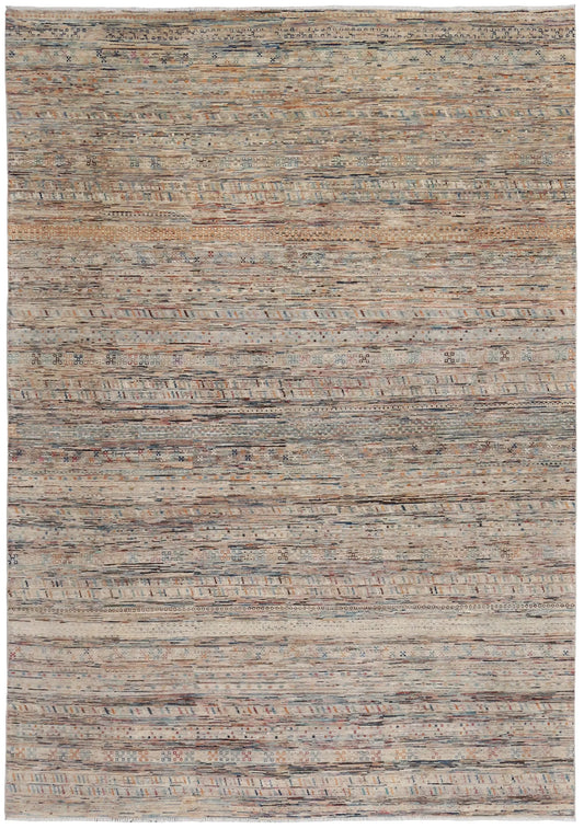 Sandfarbener Berjasta-Teppich mit blauen Querlinien, 347 × 250 cm – Gesamtansicht