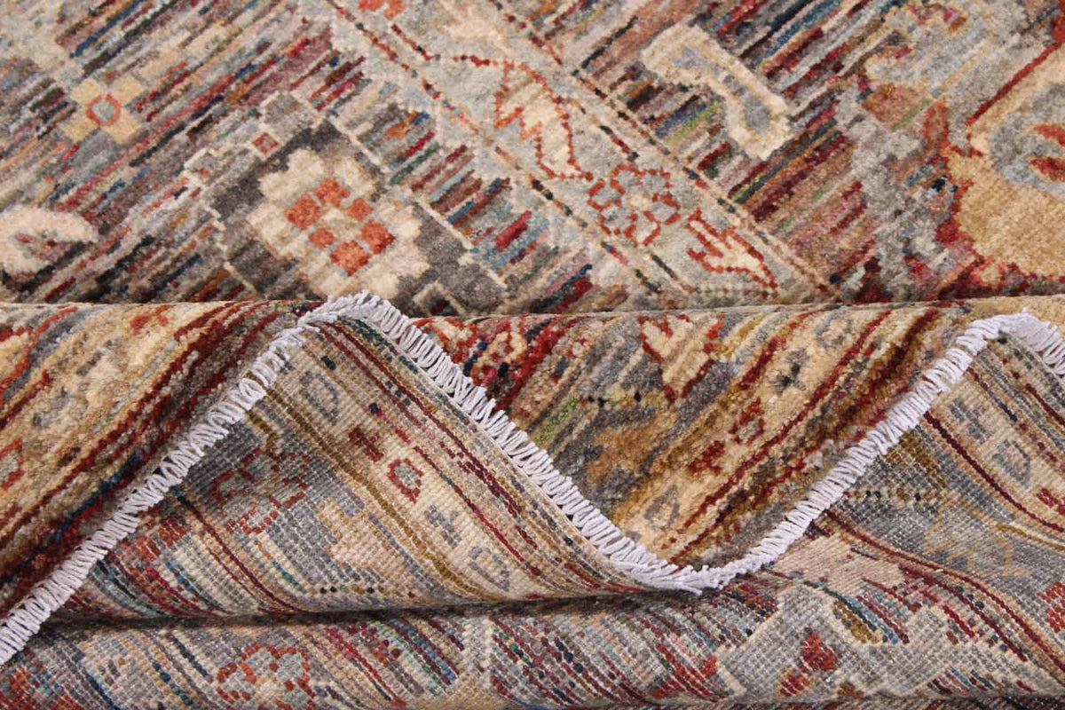 Afghanischer handgeknüpfter Wollteppich mit cremefarbenen Blüten und roten Akzenten auf braun-grauem Grund, 344 × 258 cm – Ansicht 9