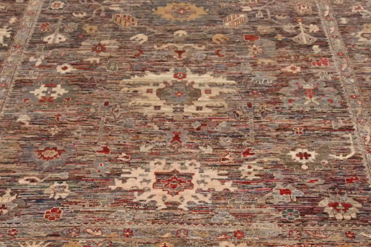 Afghanischer handgeknüpfter Wollteppich mit cremefarbenen Blüten und roten Akzenten auf braun-grauem Grund, 344 × 258 cm – Ansicht 4