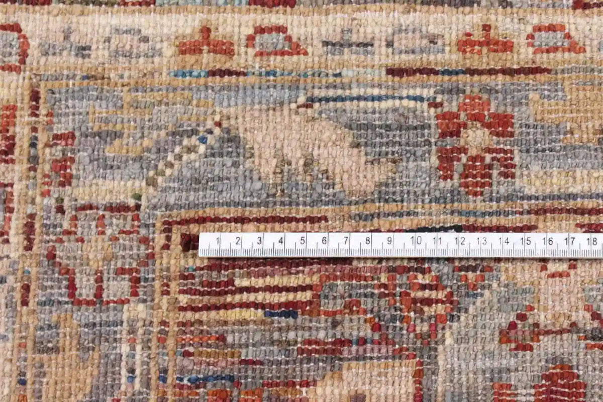 Afghanischer handgeknüpfter Wollteppich mit cremefarbenen Blüten und roten Akzenten auf braun-grauem Grund, 344 × 258 cm – Ansicht 5
