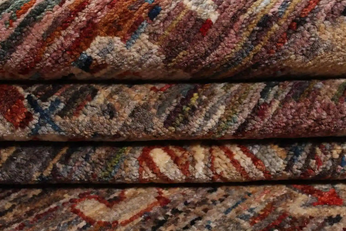Afghanischer handgeknüpfter Wollteppich mit cremefarbenen Blüten und roten Akzenten auf braun-grauem Grund, 344 × 258 cm – Ansicht 7