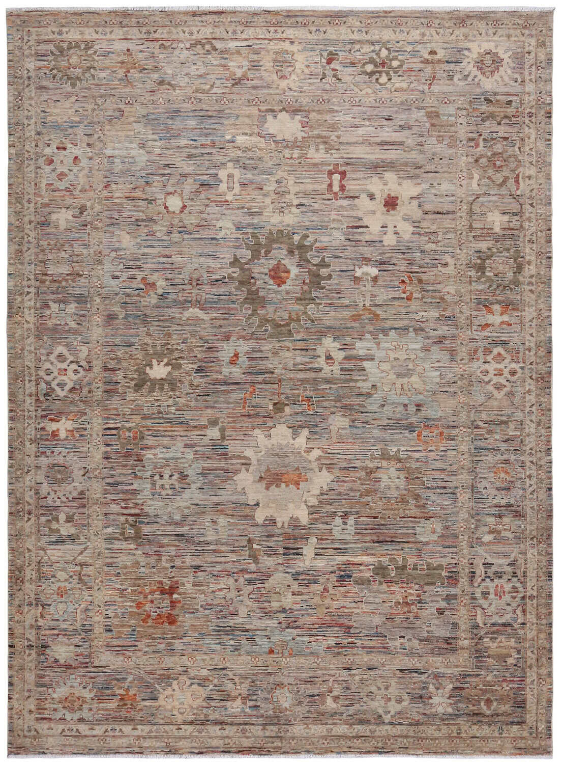 Floraler Orientteppich mit cremefarbenen Blüten auf Taupe, 359 × 266 cm – Gesamtansicht des handgeknüpften Wollteppichs