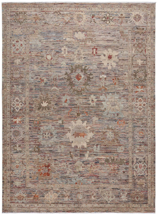 Floraler Orientteppich mit cremefarbenen Blüten auf Taupe, 359 × 266 cm – Gesamtansicht des handgeknüpften Wollteppichs