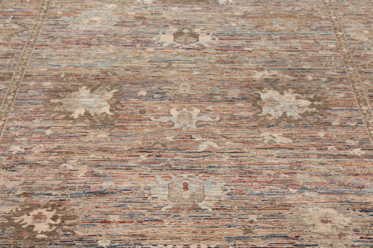 Orientteppich mit hellen Blüten auf graubraunem Grund, 340 × 253 cm – weitere Ansicht 6