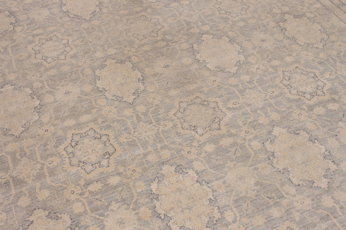 Light Gray & Beige Ziegler Rug with Border, 405 × 283 cm, view 4.