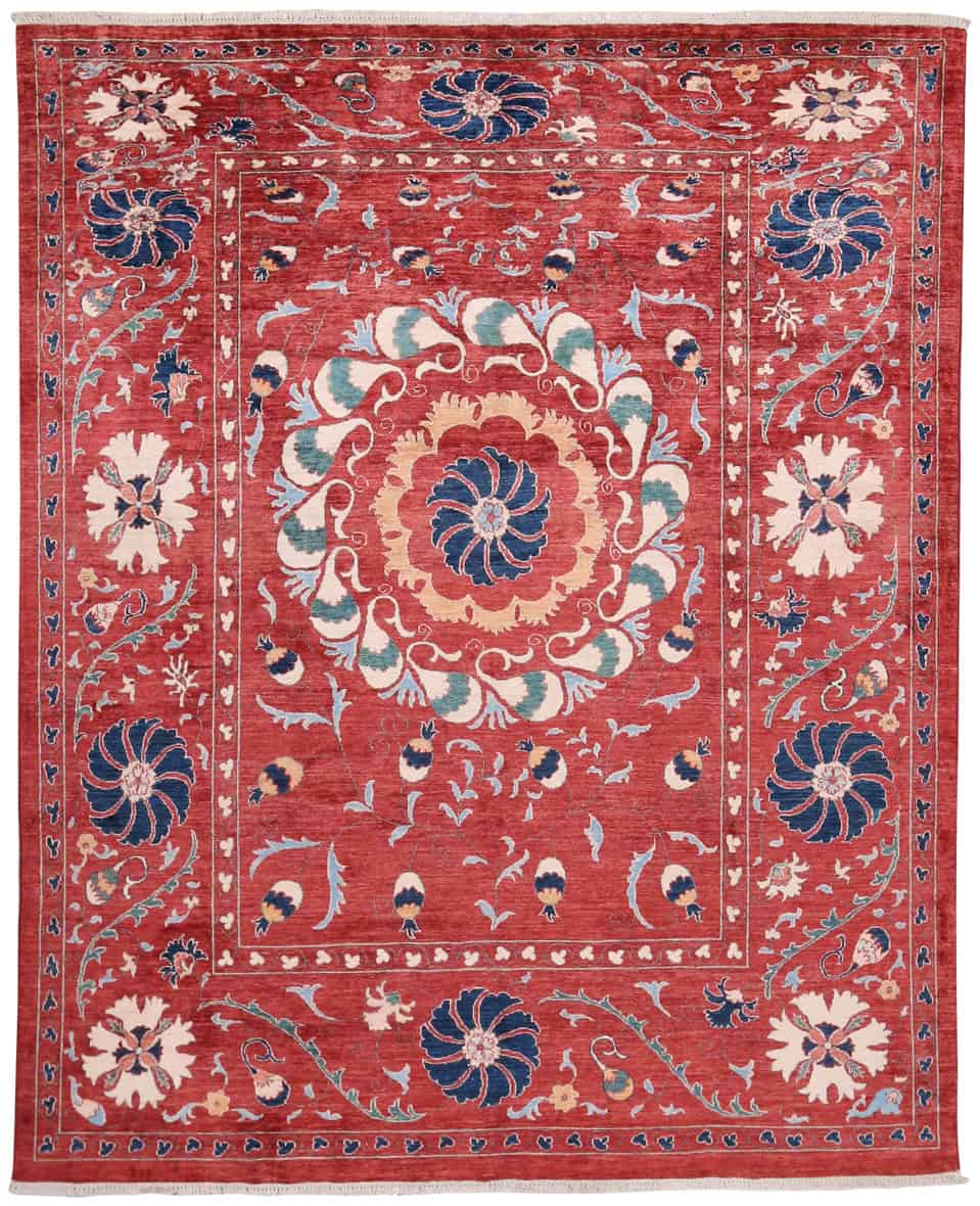 Suzani-Wollteppich in Rot mit floralem Medaillon, 318 × 264 cm – Gesamtansicht des handgeknüpften Wollteppichs