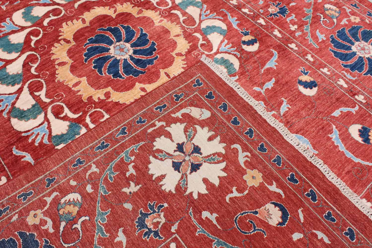 Suzani-Wollteppich in Rot mit floralem Medaillon, 318 × 264 cm – weitere Ansicht 5