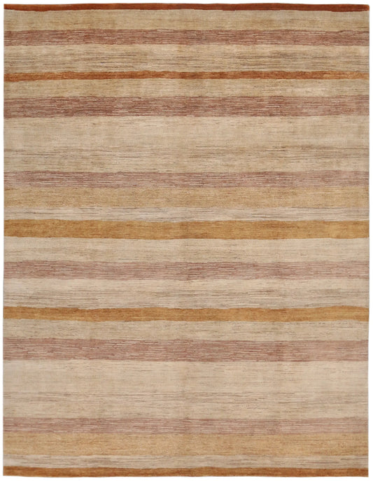Wollteppich in Sand und Ocker mit Querstreifen, 308 × 237 cm – Gesamtansicht