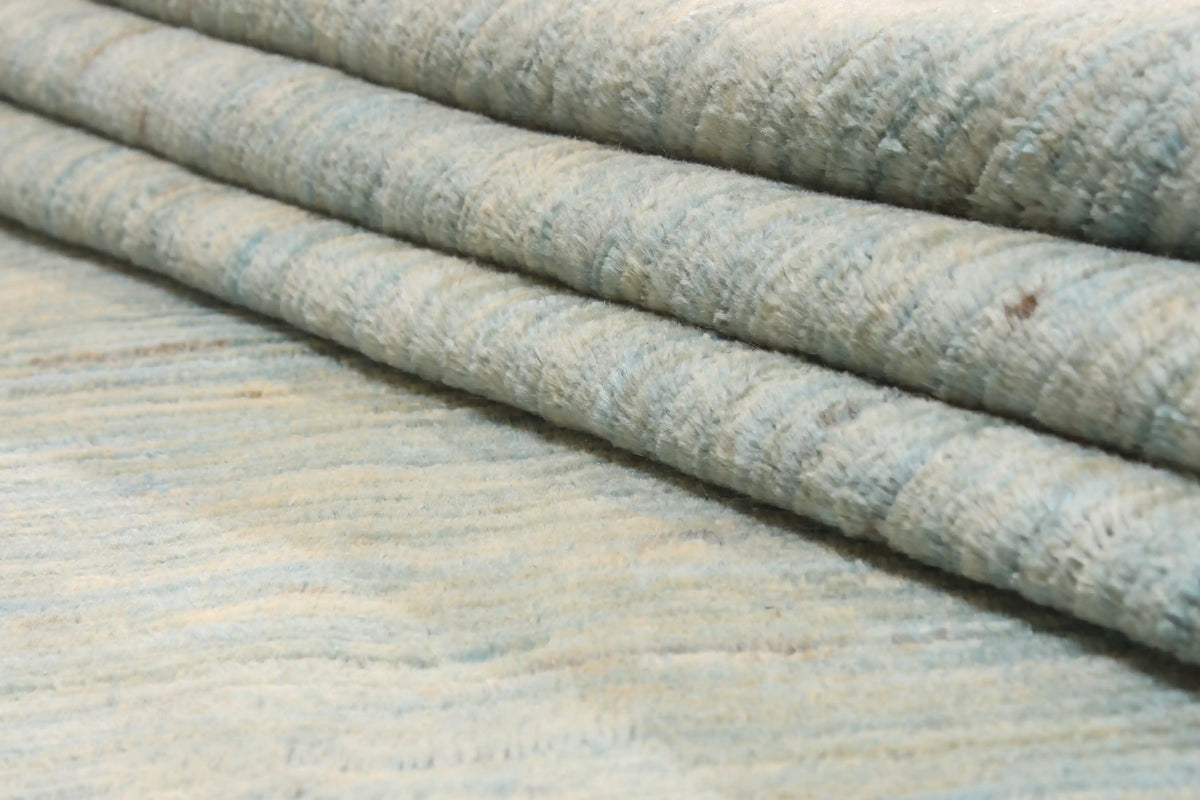 Großer hellblauer Wollteppich mit Melierung, 383 × 290 cm – Produktansicht 10
