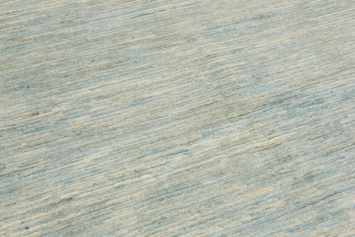 Großer hellblauer Wollteppich mit Melierung, 383 × 290 cm – Produktansicht 4
