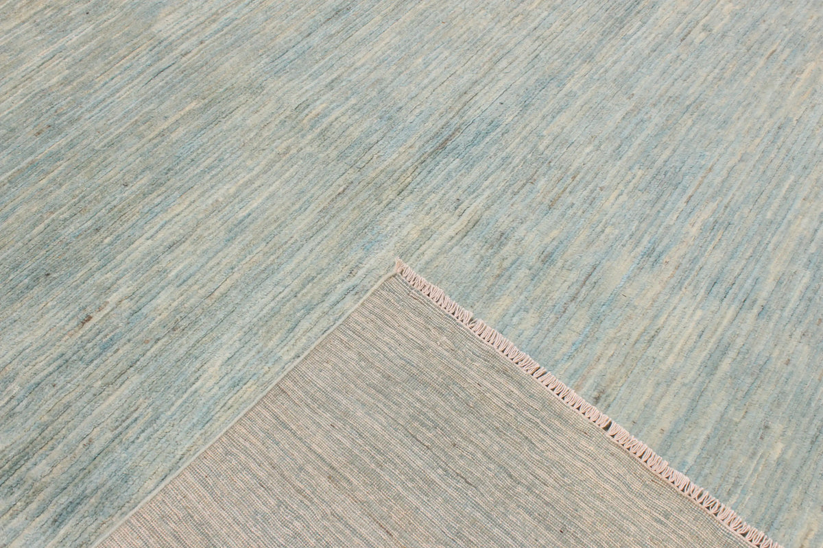 Großer hellblauer Wollteppich mit Melierung, 383 × 290 cm – Produktansicht 5