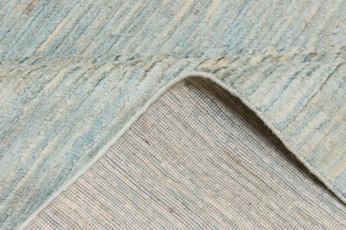 Großer hellblauer Wollteppich mit Melierung, 383 × 290 cm – Produktansicht 6