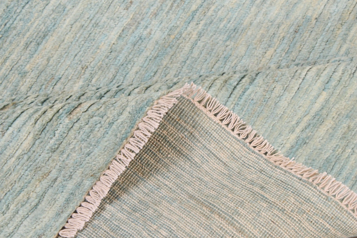 Großer hellblauer Wollteppich mit Melierung, 383 × 290 cm – Produktansicht 8