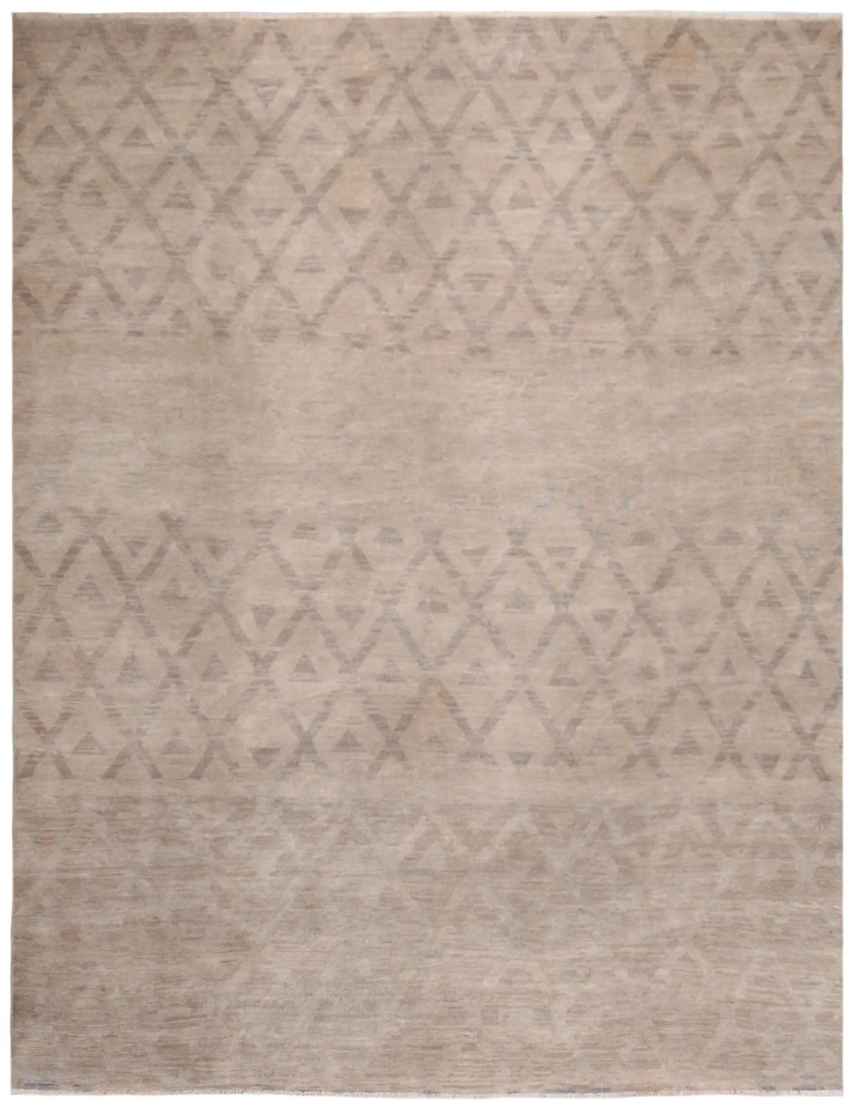 Sandfarbener Wollteppich mit Rautenbändern, 315 × 241 cm – Gesamtansicht